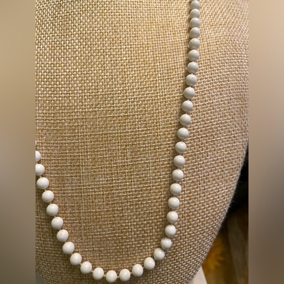White bead necklace - Picture 3 of 3